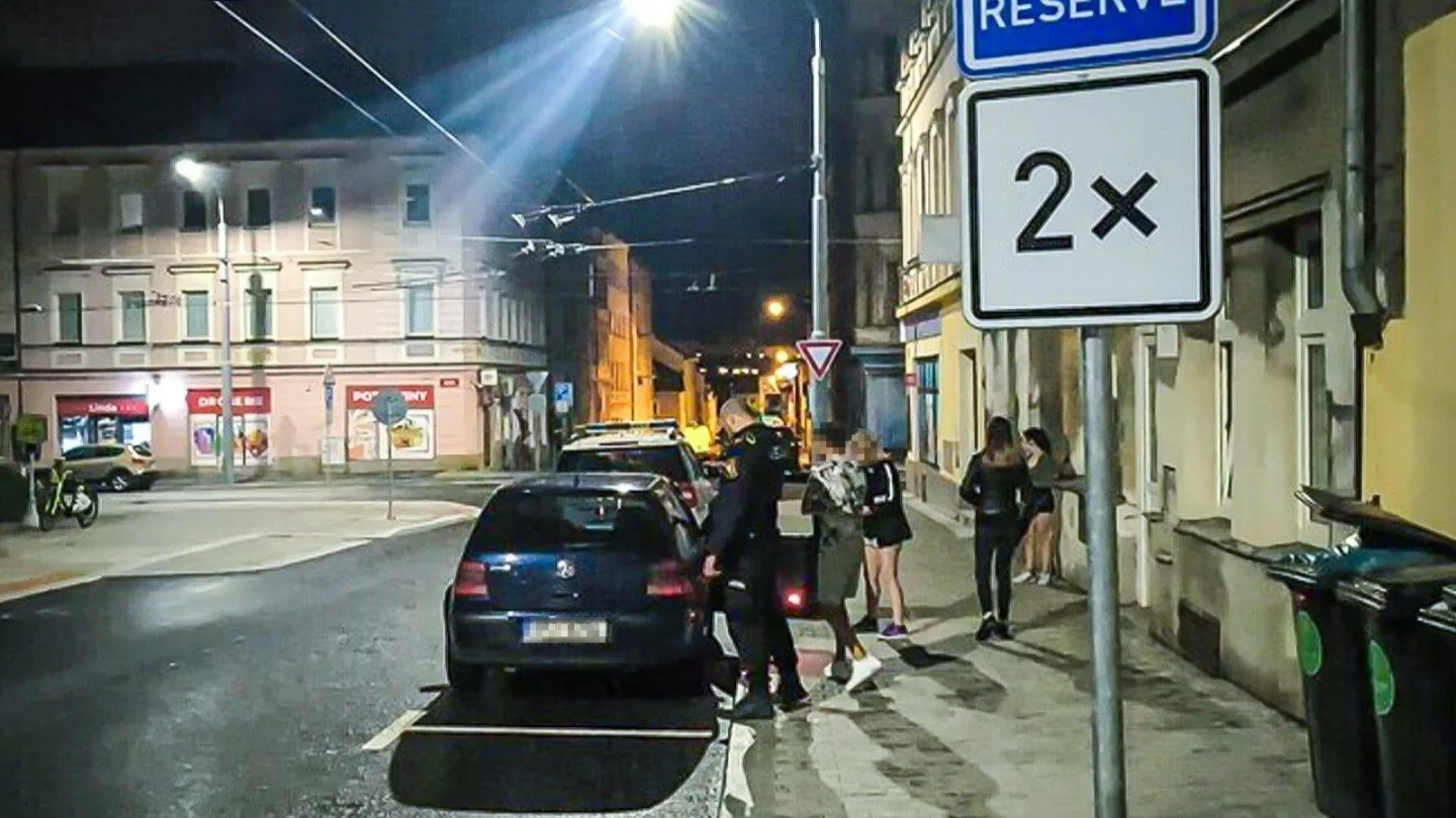 Jedno špatné parkování spustilo lavinu průšvihů, muž skončil v rukou policie