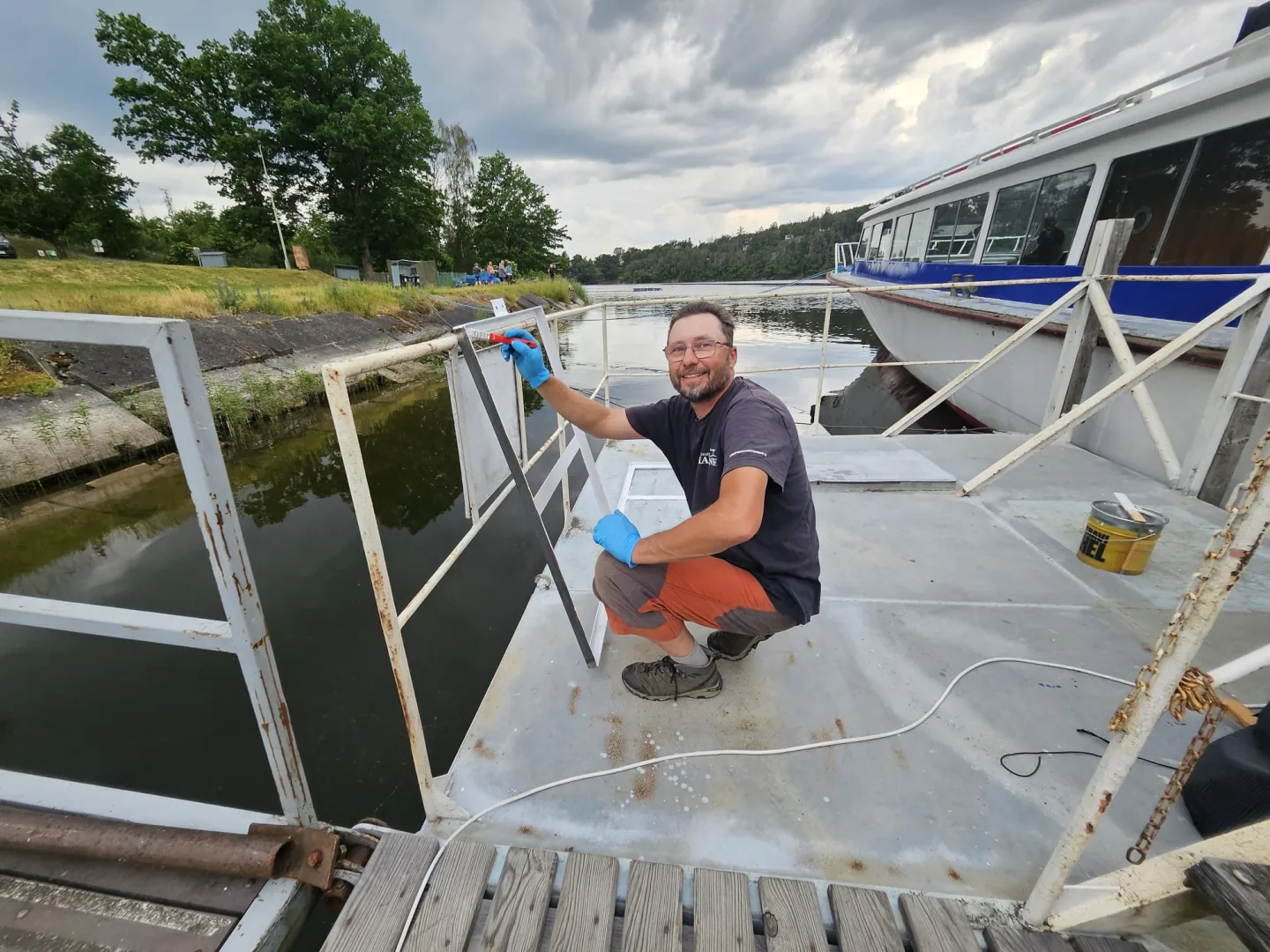 David Machart při renovaci lodi