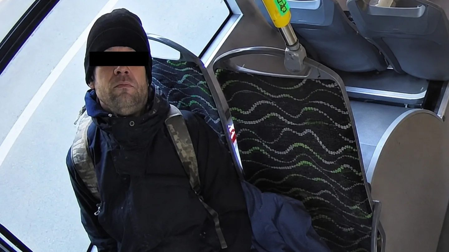 Policie už ztotožnila predátora, který ve vlakovém kupé drsně obtěžoval ženu