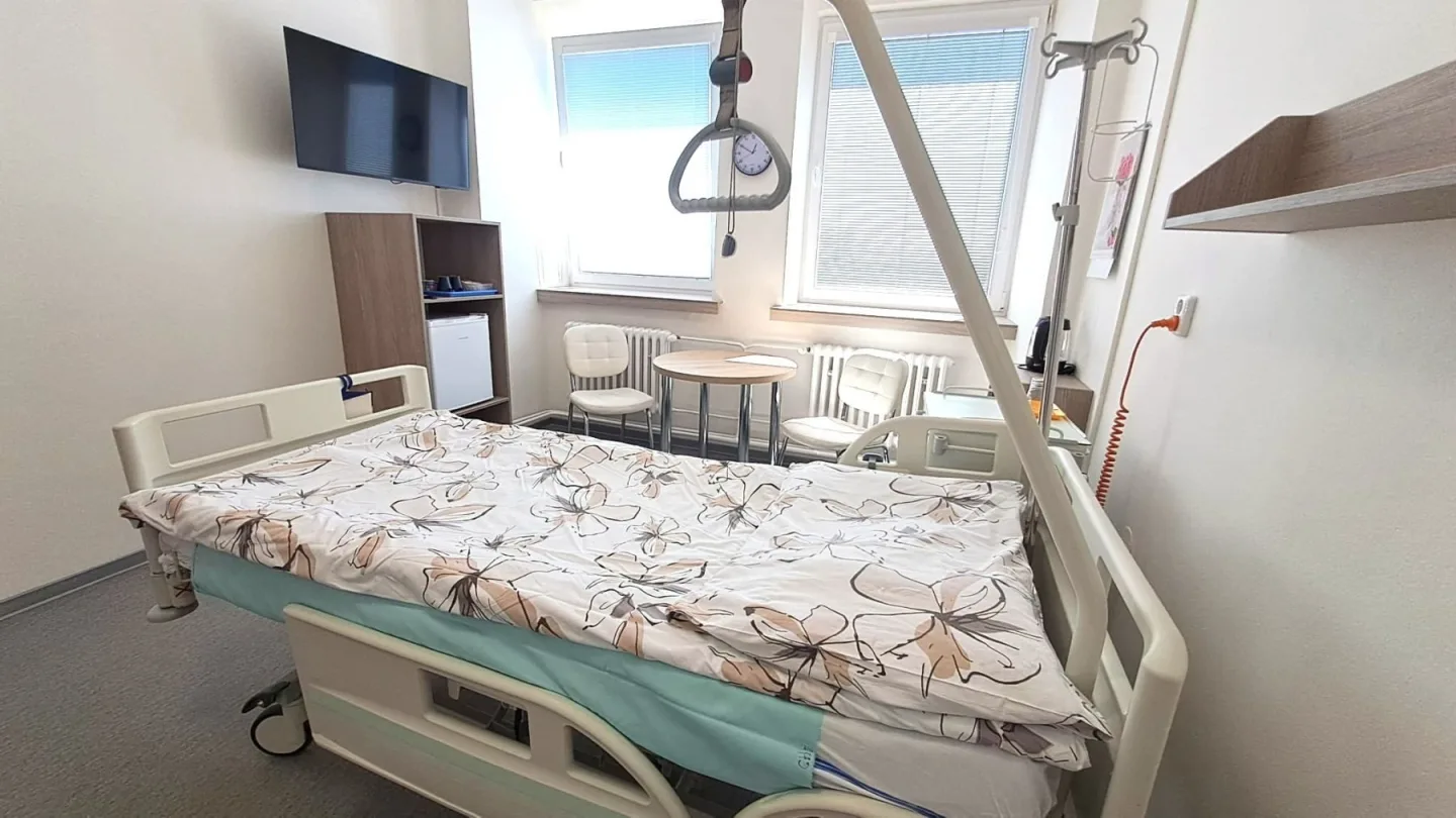Modernizace pokojů v rokycanské nemocnici. Pacienti se mohou těšit i na nové televize
