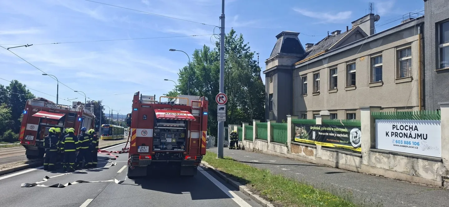 Objekt dříve slavného CD hotelu zachvátil požár. Hasiči evakuovali z budovy 32 osob