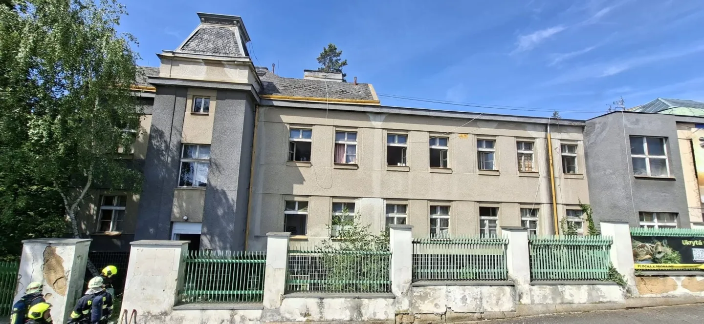 Objekt dříve slavného CD hotelu zachvátil požár. Hasiči evakuovali z budovy 32 osob