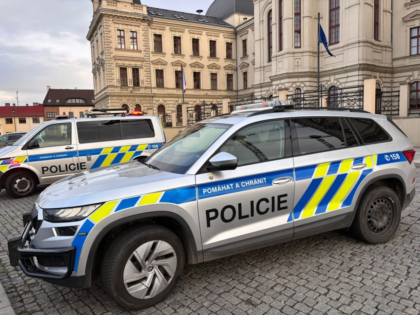 Policie hlídá budovu okresního soudu v Plzni, kde pachatel oznámil uložení nástražného výbušného systému