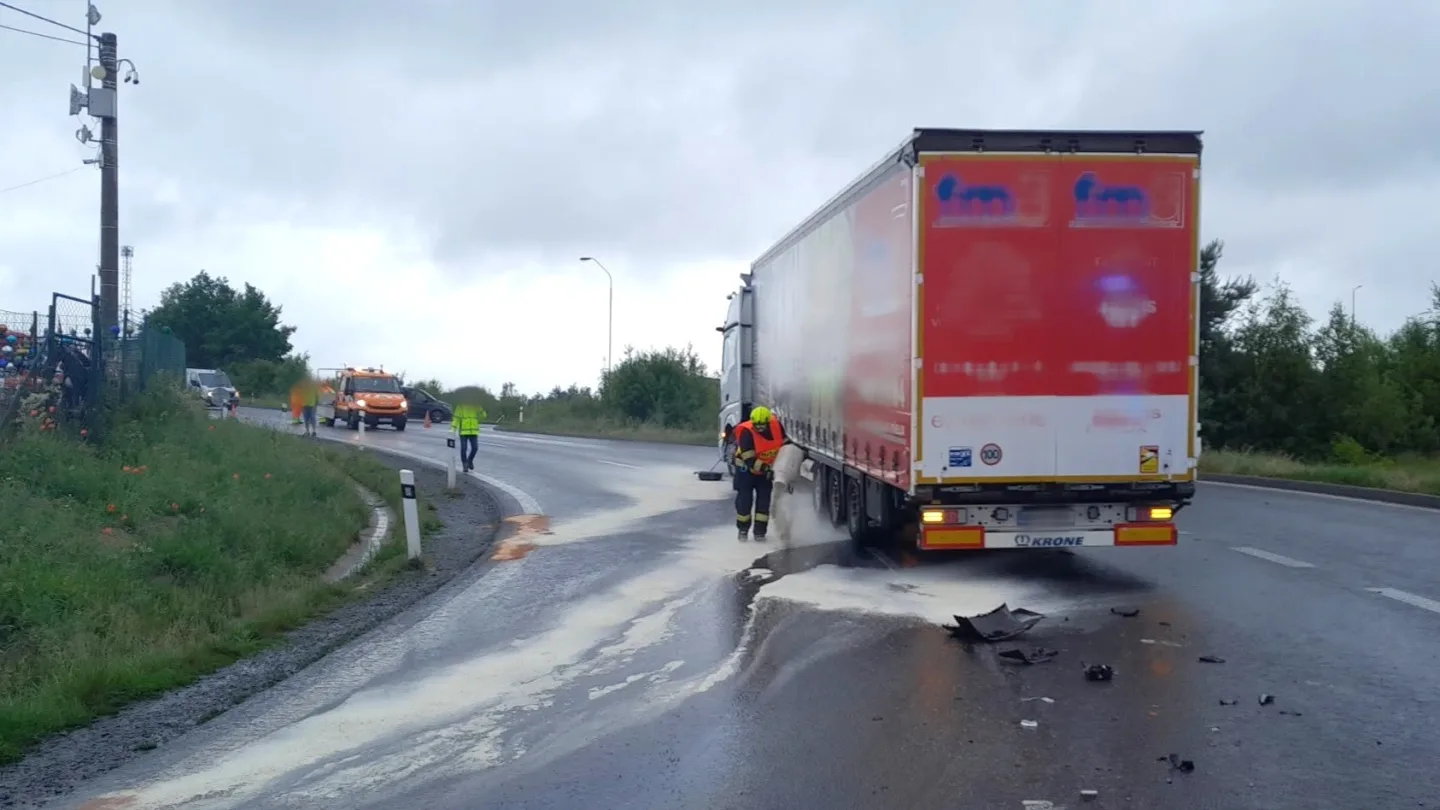 Nafty vytéká z kamionu na Svaté Kateřině