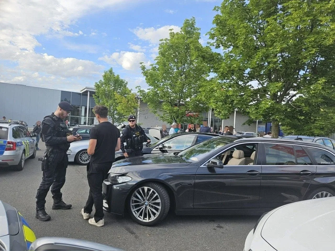 Policie kontroluje účastníky tuningového srazu
