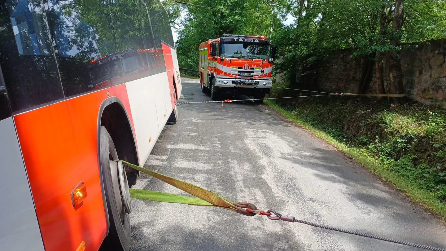 Havarovaný autobus hasiči zajistili pomocí navijáků