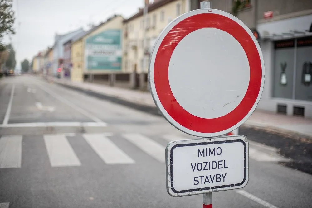 Řidiče v Plané čekají omezení, začíná oprava hlavního tahu.