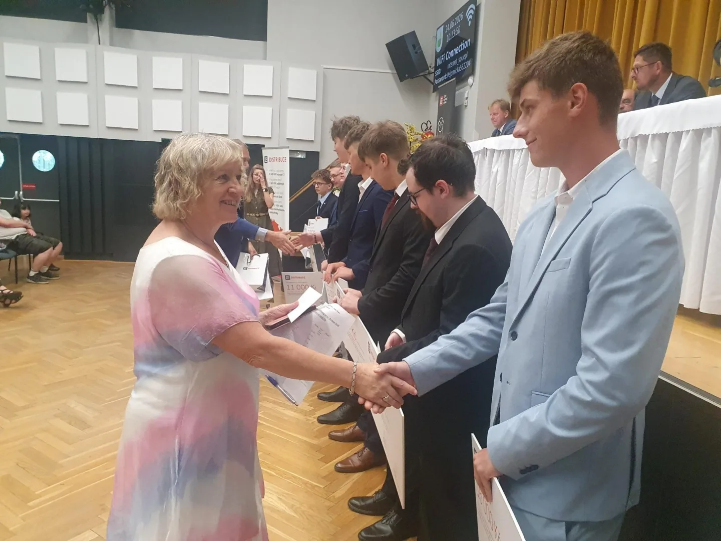 Jana Hošková, zástupkyně ředitele pro teoretické vyučování SOUE Plzeň gratuluje oceněným studentům.