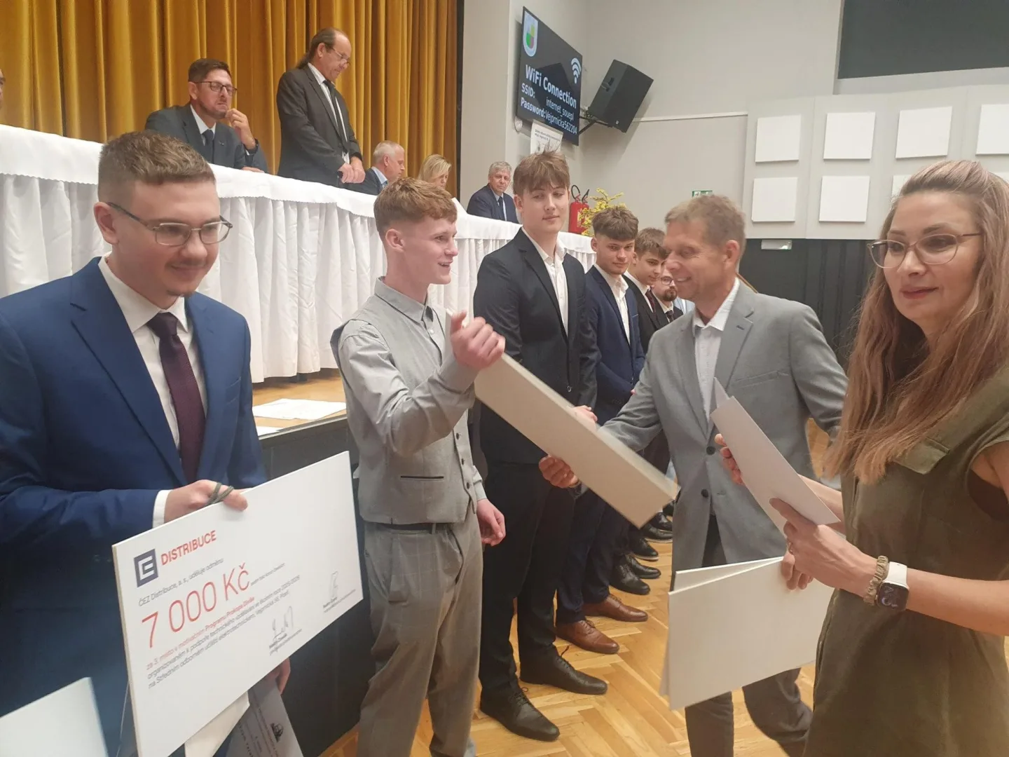 Zástupci ČEZ Distribuce Veronika Dvořáková a Vladimír Übermajer předávají na SOUE v Plzni nejlepším studentům symboliké šeky s finanční odměnou.