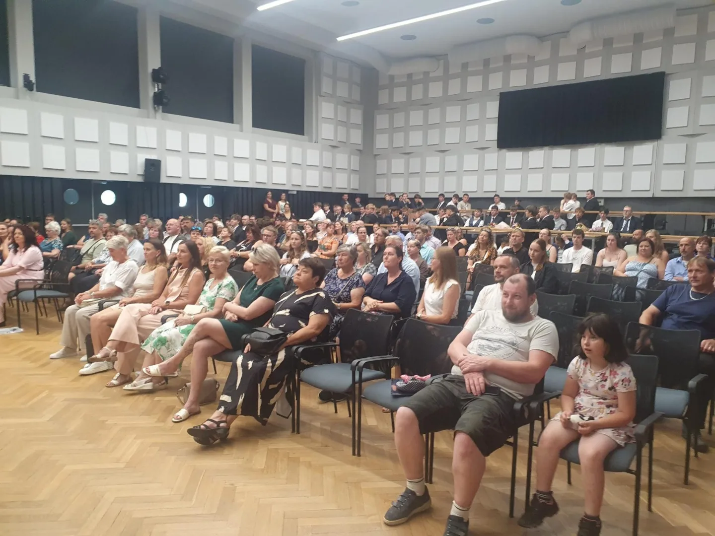 Zaplněný společenský sál SOUE v Plzni při předání ocenění programu Prokopa Div ise a Digise.