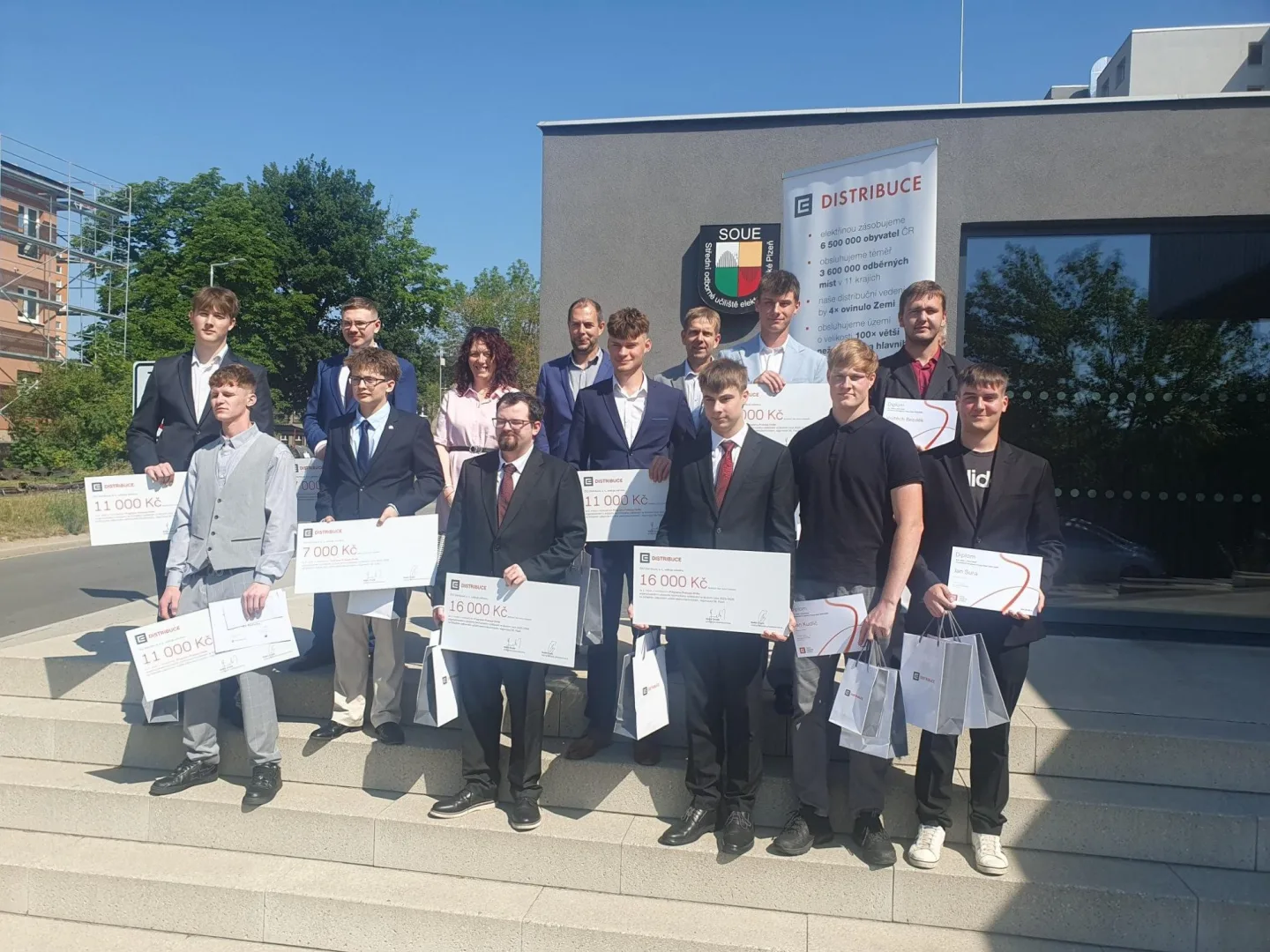 Ocenění studenti SOUE Plzeň a zástupci ČEZ DIstribuce i vedení školy, červen 2023.
