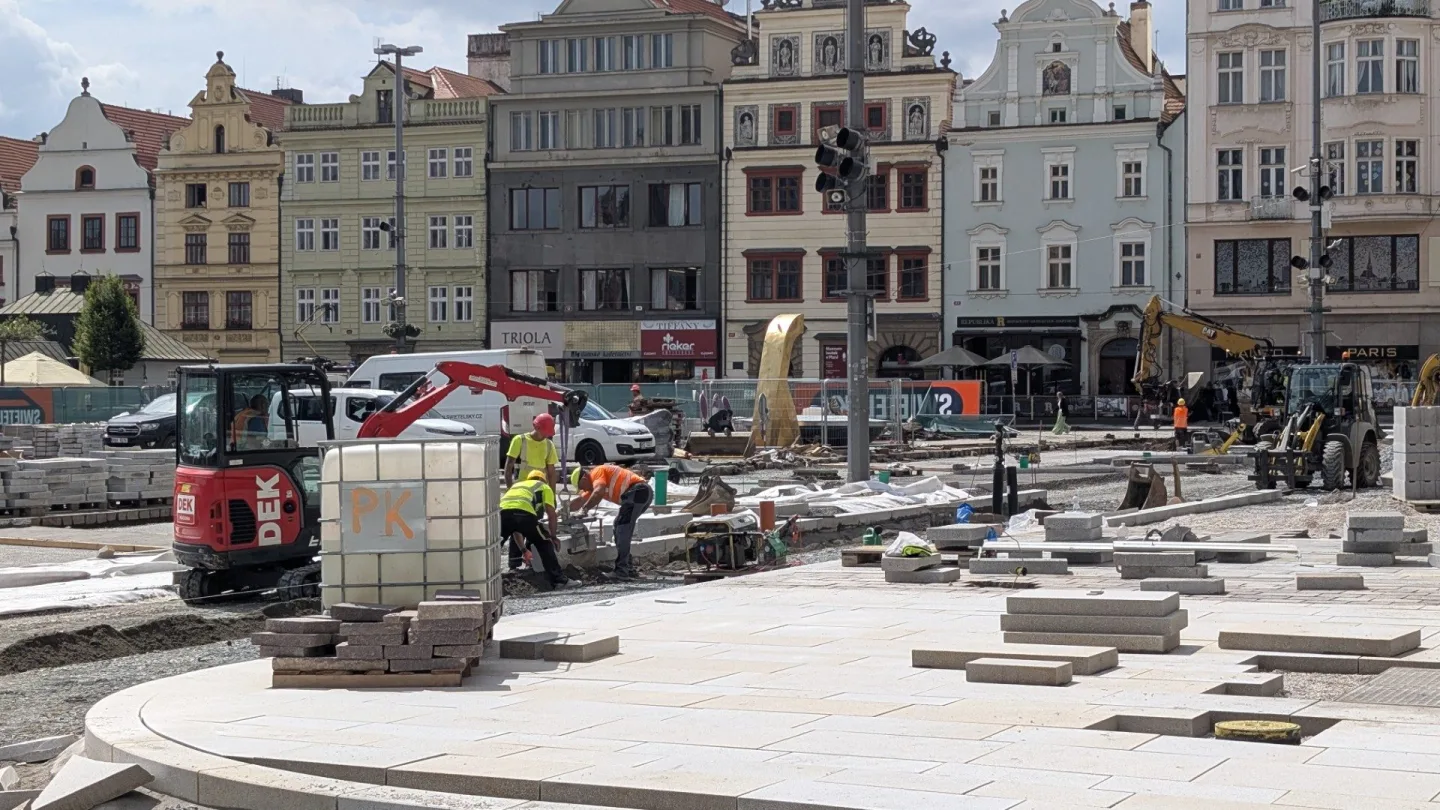 Neobhajitelné ničení, památkáři ostře kritizují postup města při rekonstrukci náměstí