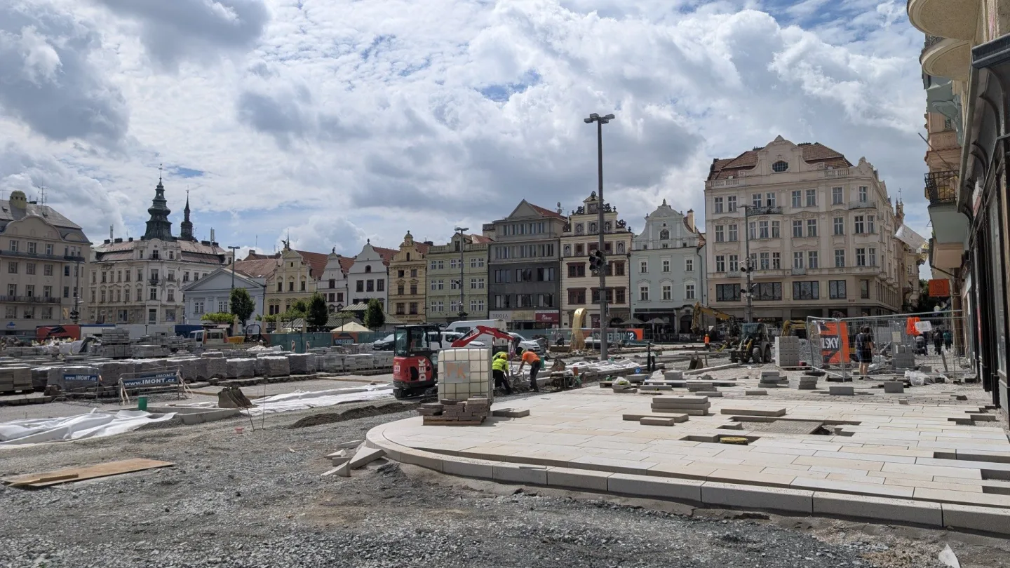 Neobhajitelné ničení, památkáři ostře kritizují postup města při rekonstrukci náměstí