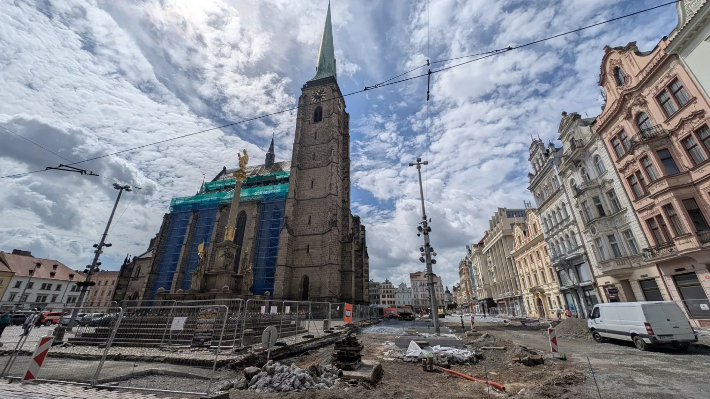 Neobhajitelné ničení, památkáři ostře kritizují postup města při rekonstrukci náměstí