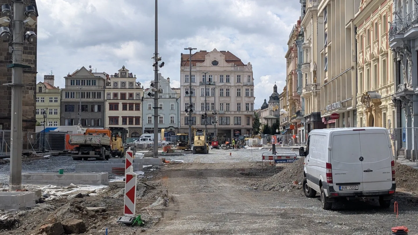 Neobhajitelné ničení, památkáři ostře kritizují postup města při rekonstrukci náměstí