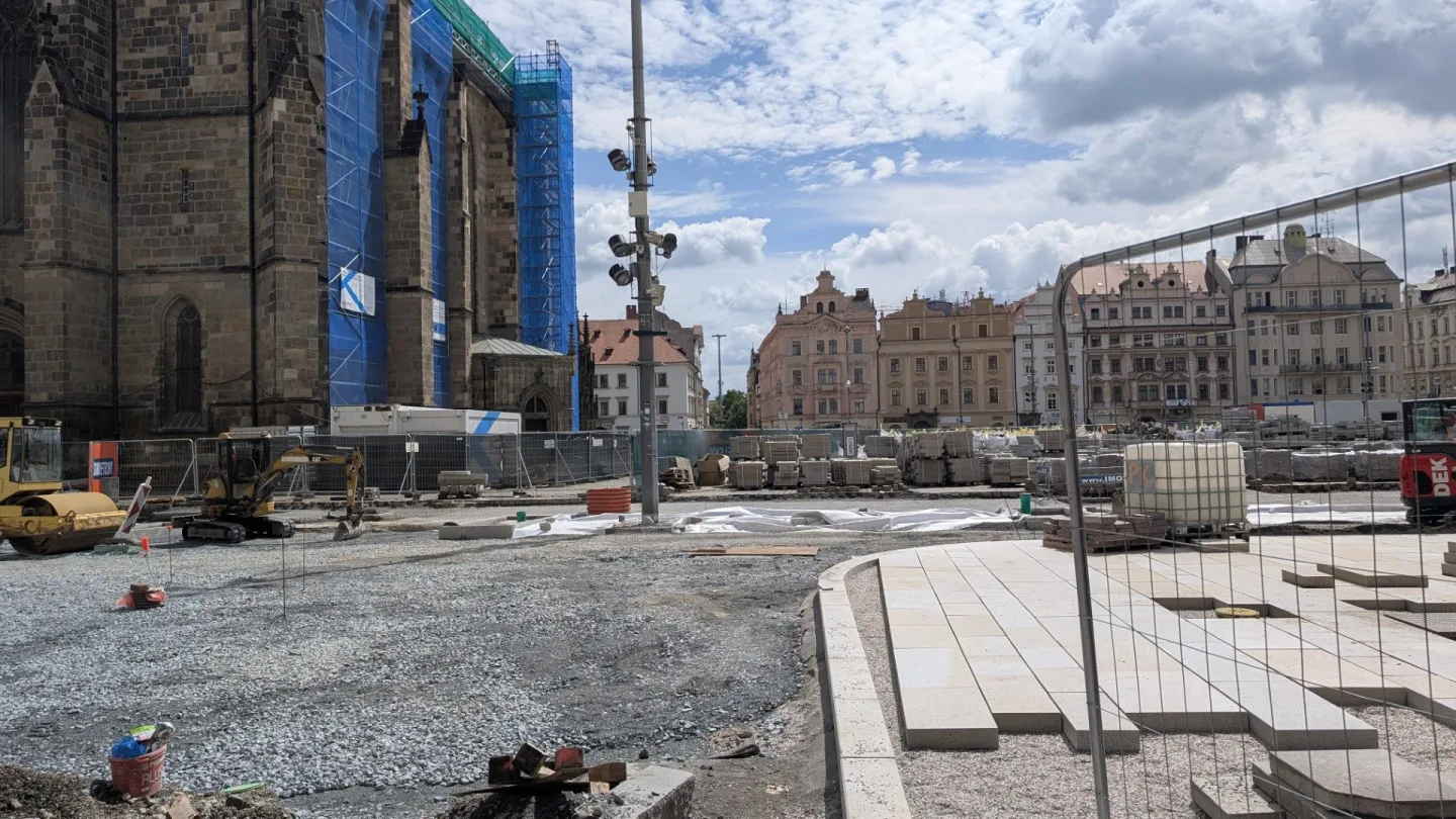 Neobhajitelné ničení, památkáři ostře kritizují postup města při rekonstrukci náměstí