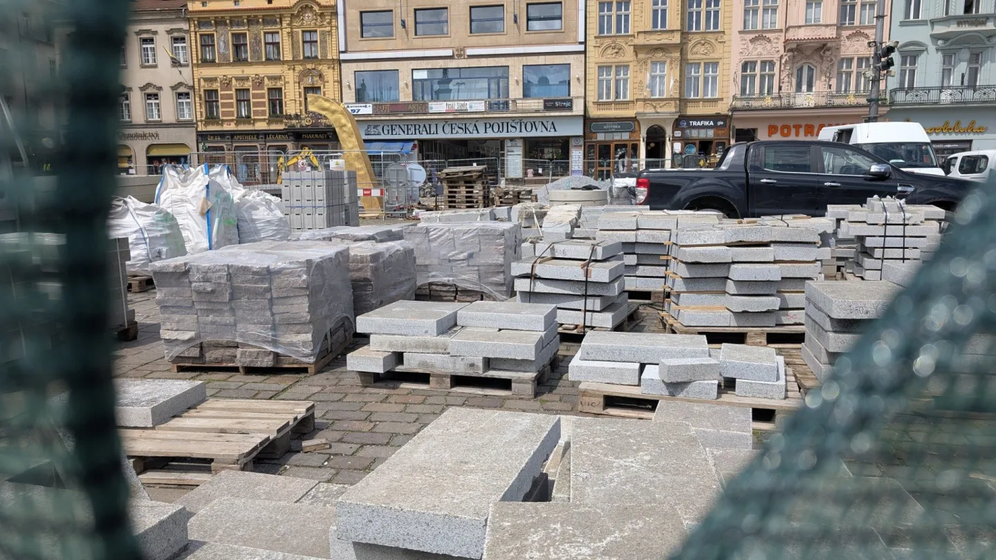 Neobhajitelné ničení, památkáři ostře kritizují postup města při rekonstrukci náměstí