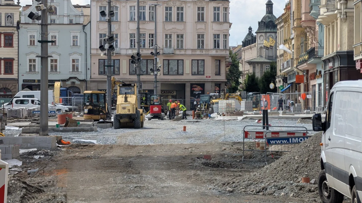Neobhajitelné ničení, památkáři ostře kritizují postup města při rekonstrukci náměstí