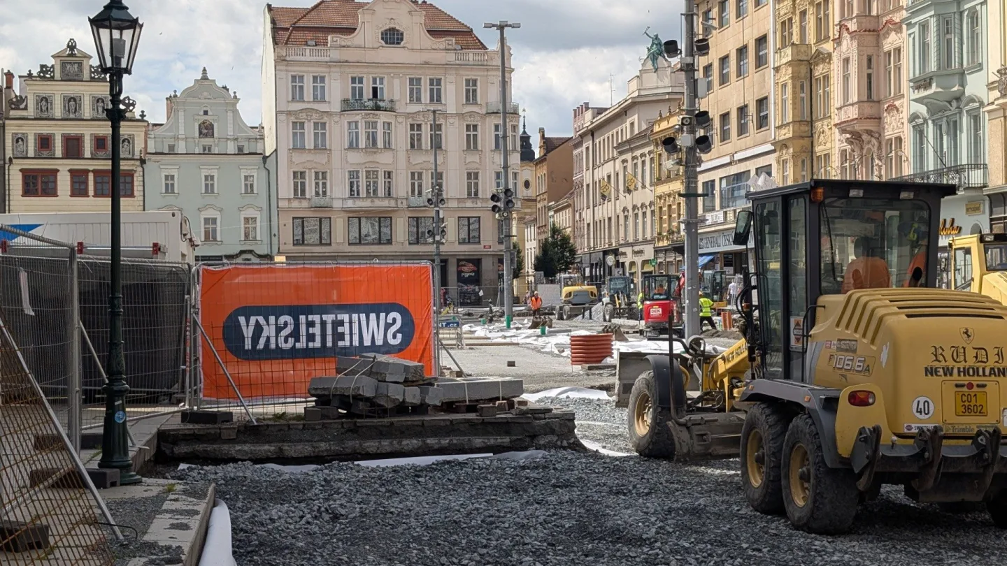 Neobhajitelné ničení, památkáři ostře kritizují postup města při rekonstrukci náměstí