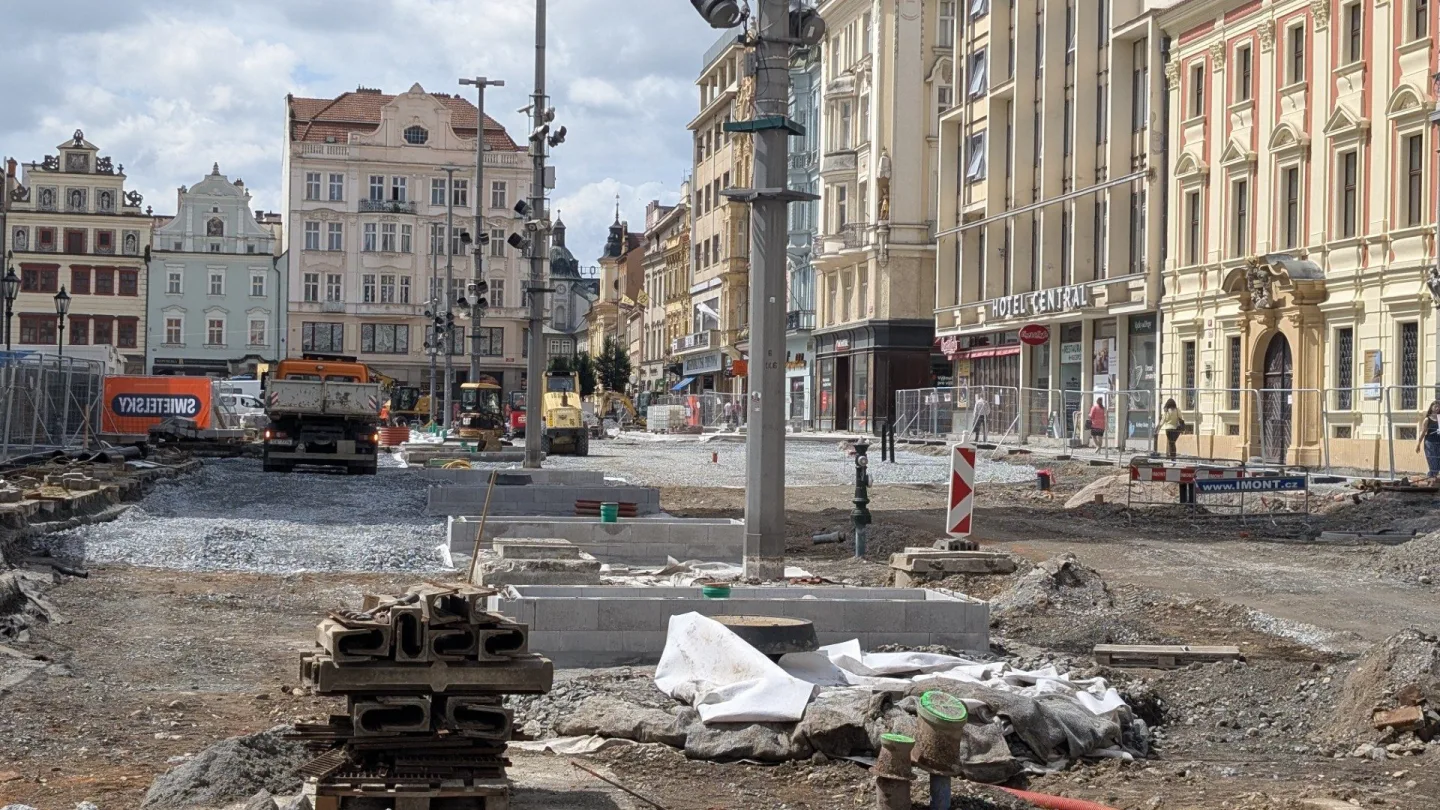 Neobhajitelné ničení, památkáři ostře kritizují postup města při rekonstrukci náměstí