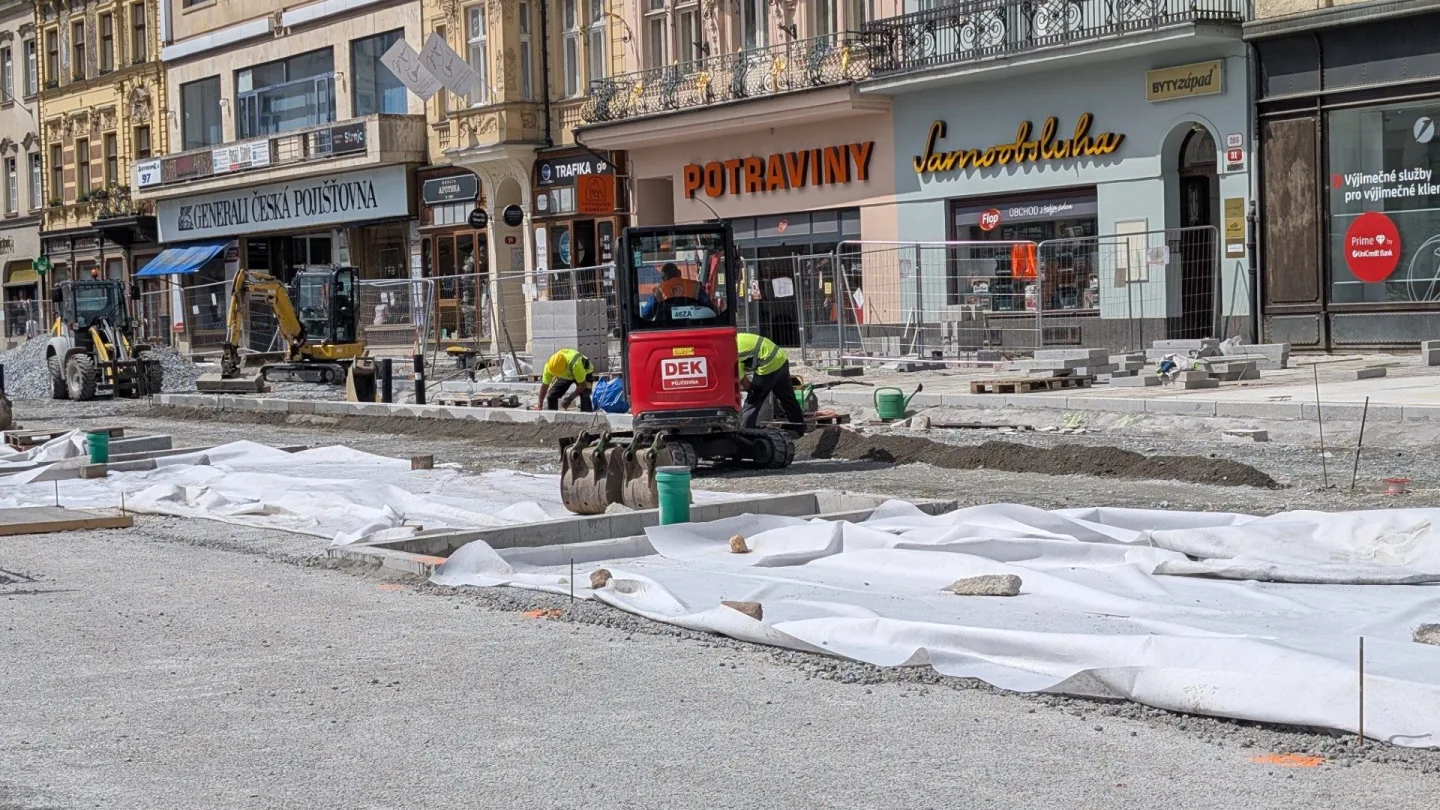 Neobhajitelné ničení, památkáři ostře kritizují postup města při rekonstrukci náměstí