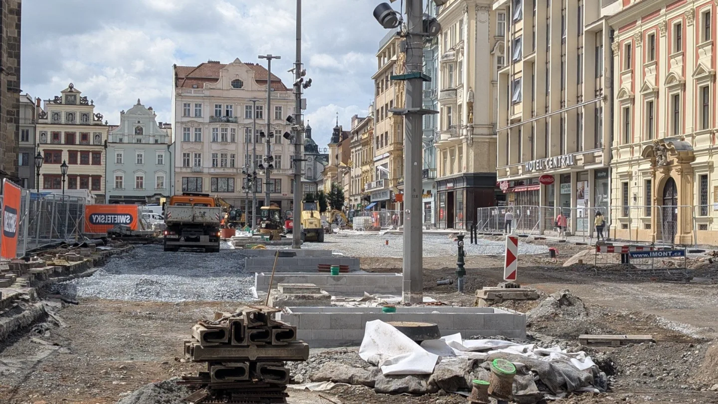 Neobhajitelné ničení, památkáři ostře kritizují postup města při rekonstrukci náměstí