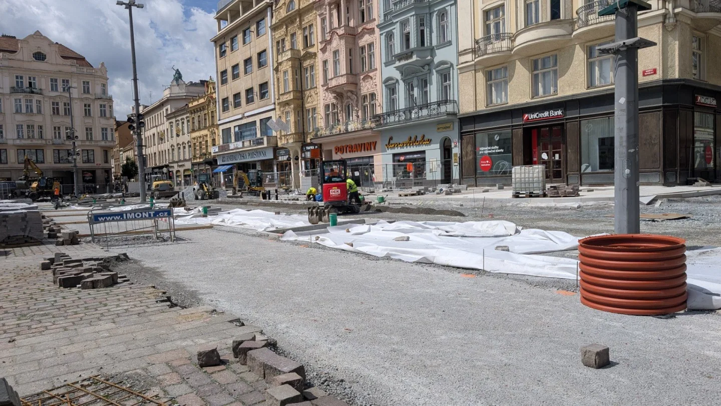 Neobhajitelné ničení, památkáři ostře kritizují postup města při rekonstrukci náměstí
