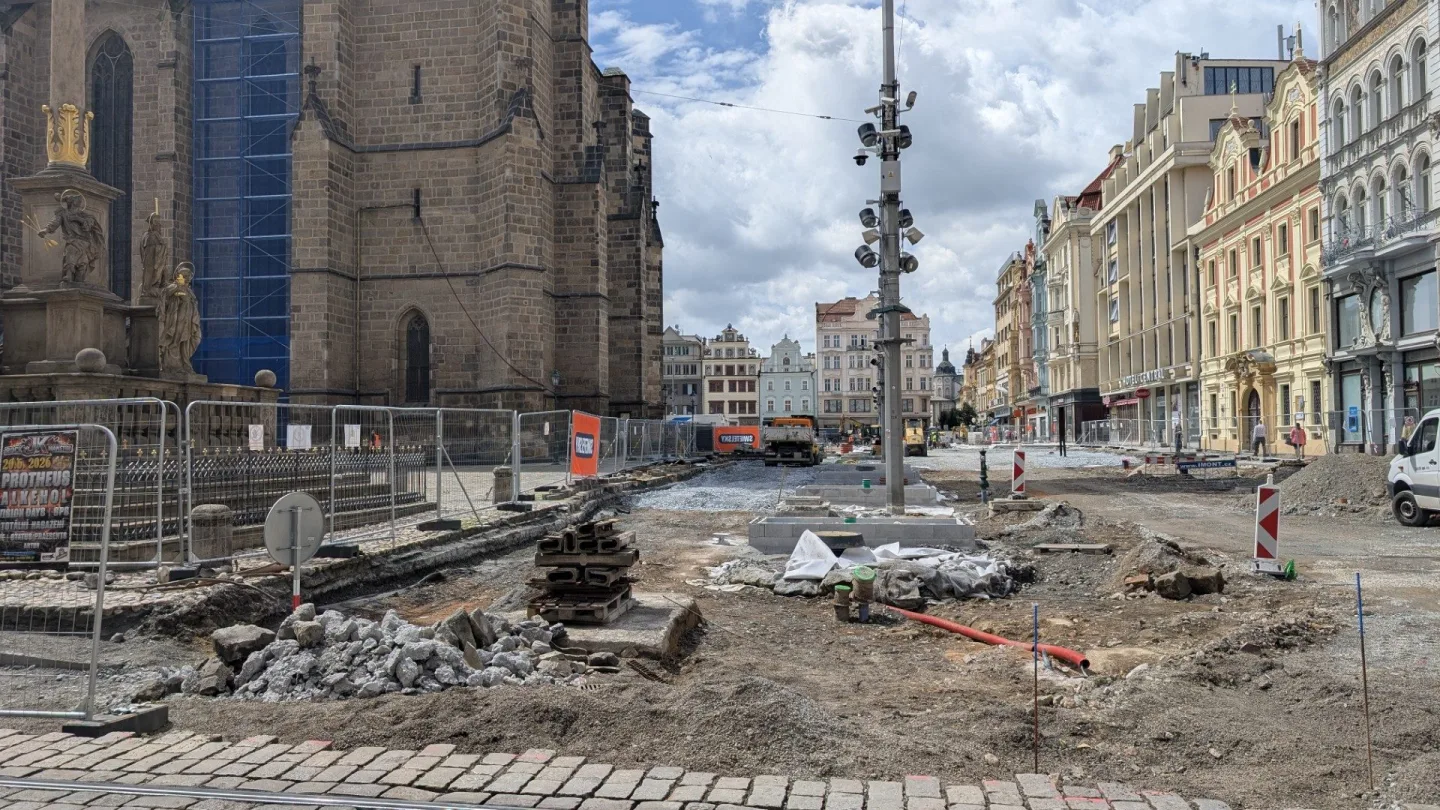 Neobhajitelné ničení, památkáři ostře kritizují postup města při rekonstrukci náměstí