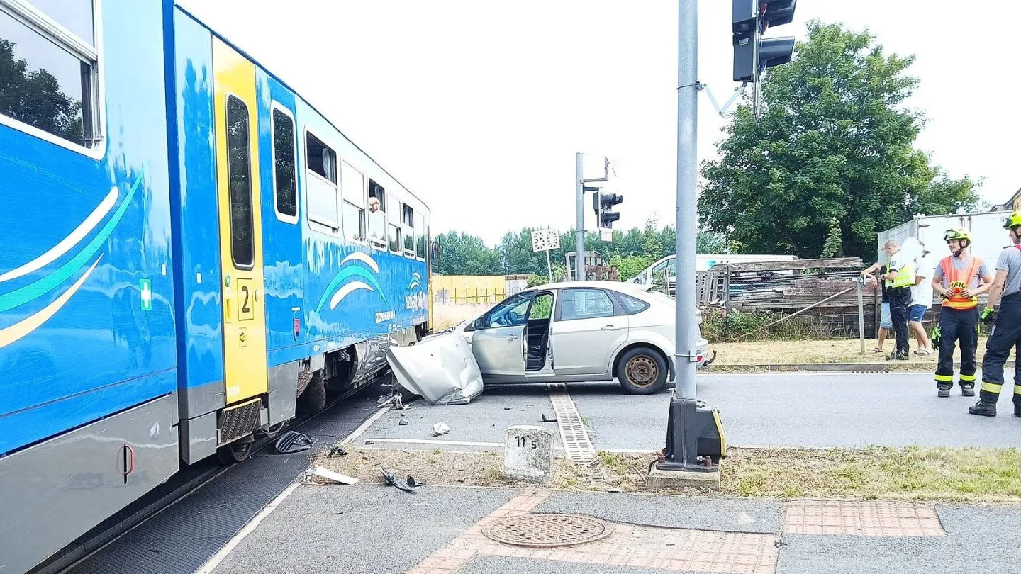 Auto se na železničním přejezdu střetlo s jedoucím vlakem