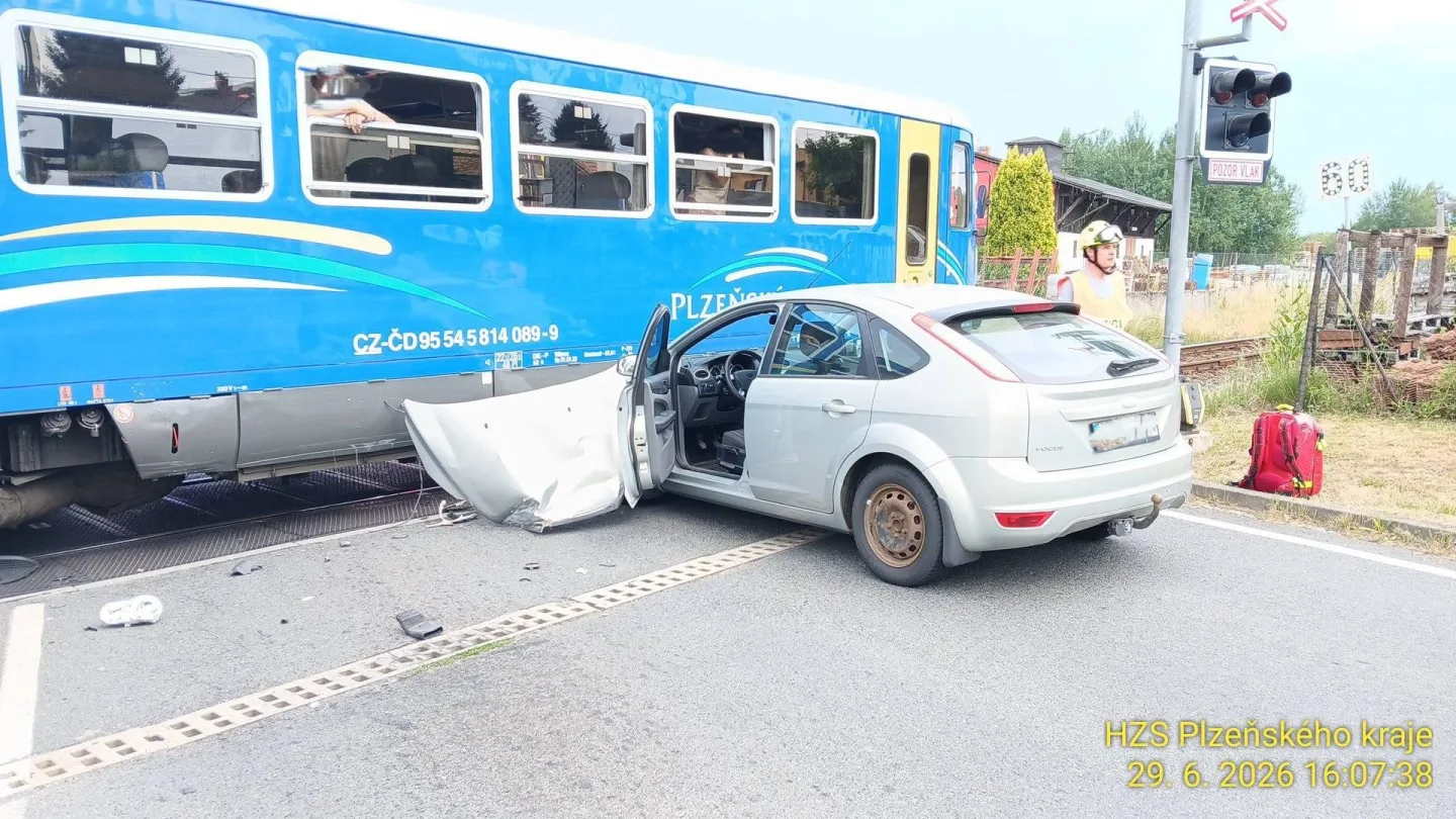 Auto se na železničním přejezdu střetlo s jedoucím vlakem