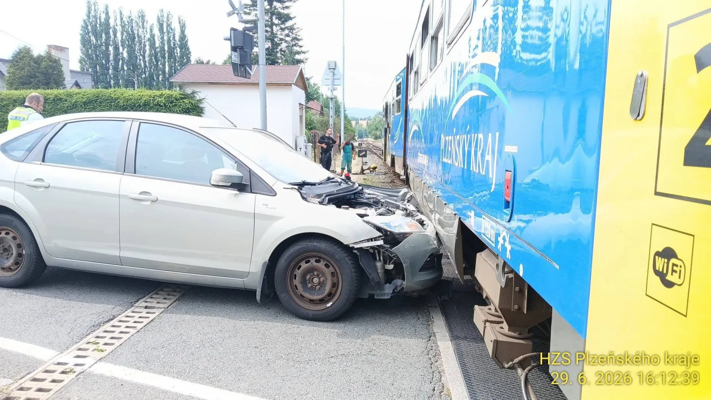 Auto se na železničním přejezdu střetlo s jedoucím vlakem