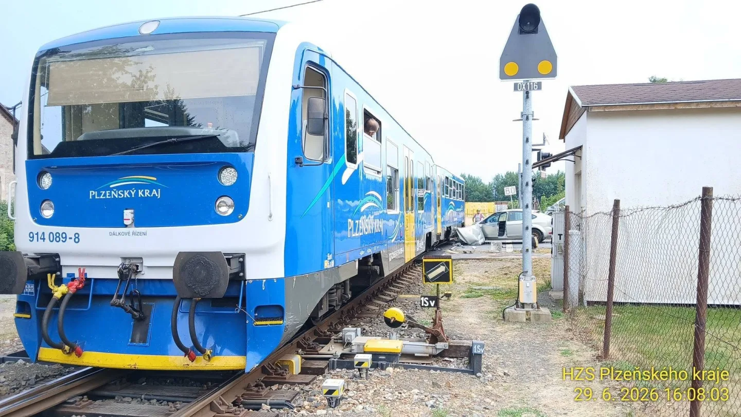 Auto se na železničním přejezdu střetlo s jedoucím vlakem