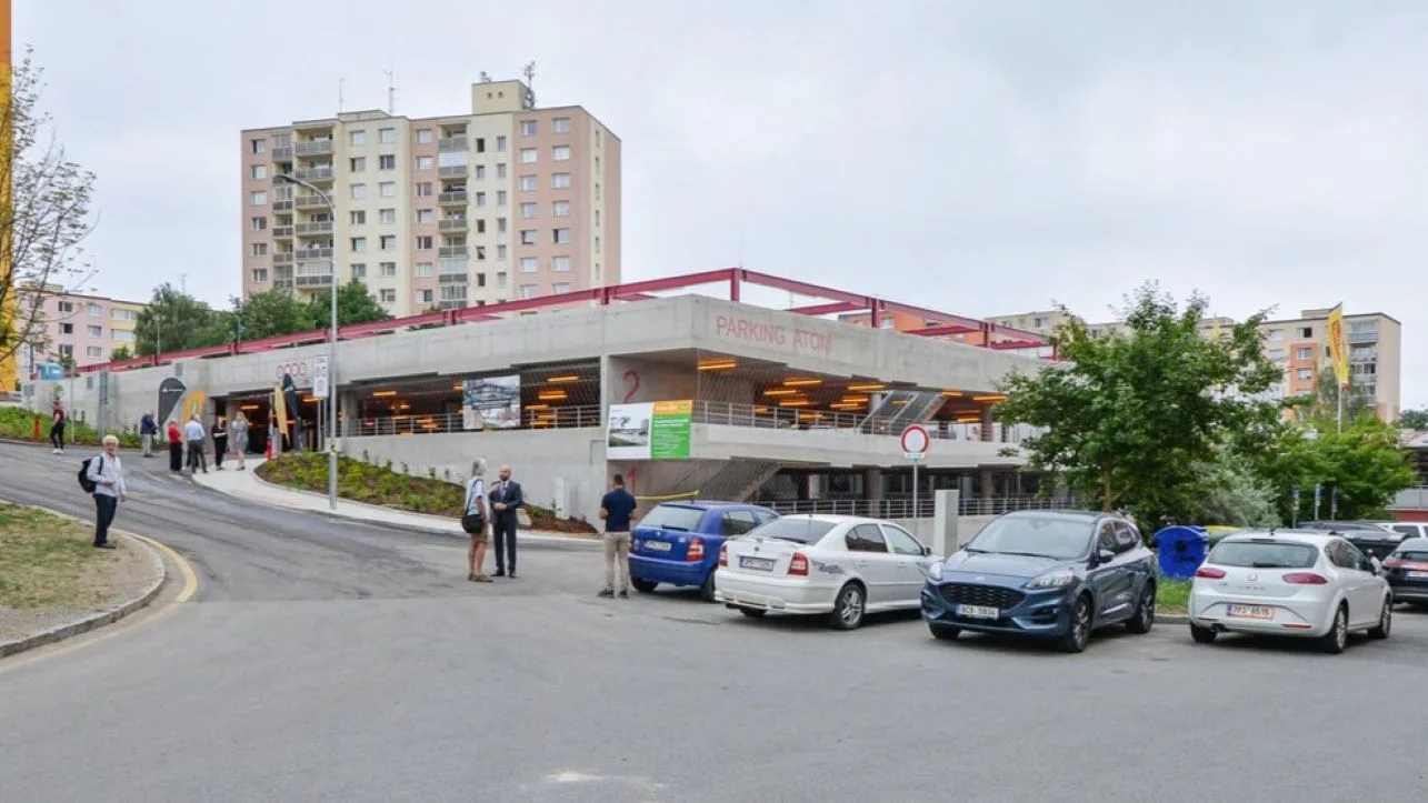 Nový parkovací dům Atom je hotový, celkem nabízí 173 parkovacích míst