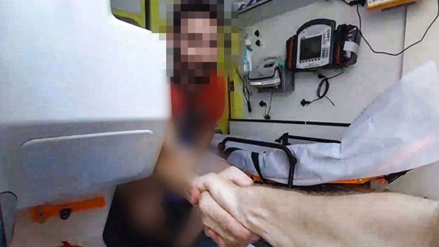 Nalezeného muže převzali od policistů do své péče záchranáři