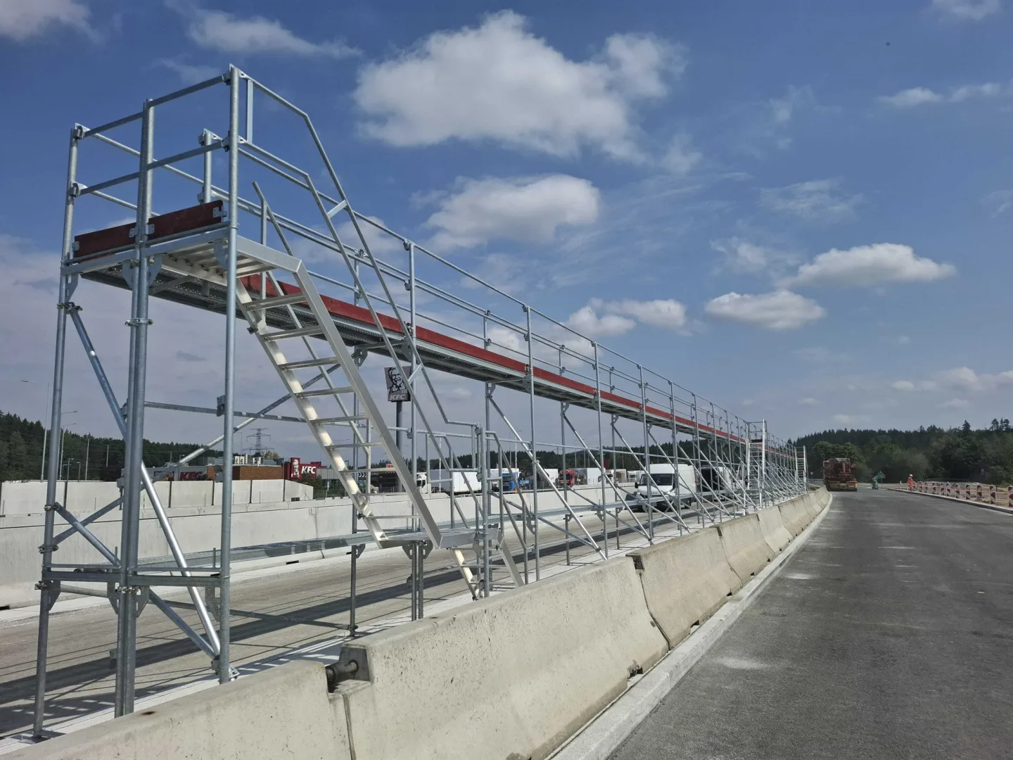 Kvůli probíhající modernizaci rozvadovské odpočívky se na příjezdu do ČR mění podoba dopravních omezení