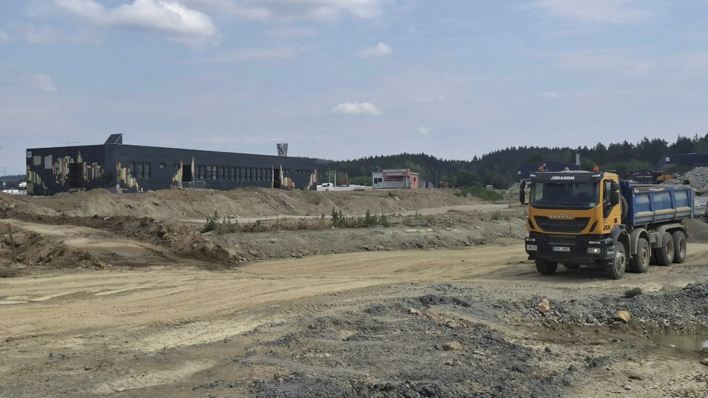Kvůli probíhající modernizaci rozvadovské odpočívky se na příjezdu do ČR mění podoba dopravních omezení