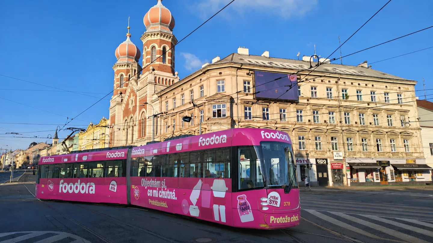 Zmizí z ulic i tramvaje oblepené reklamou? Debat na internetu se hned chytil primátor