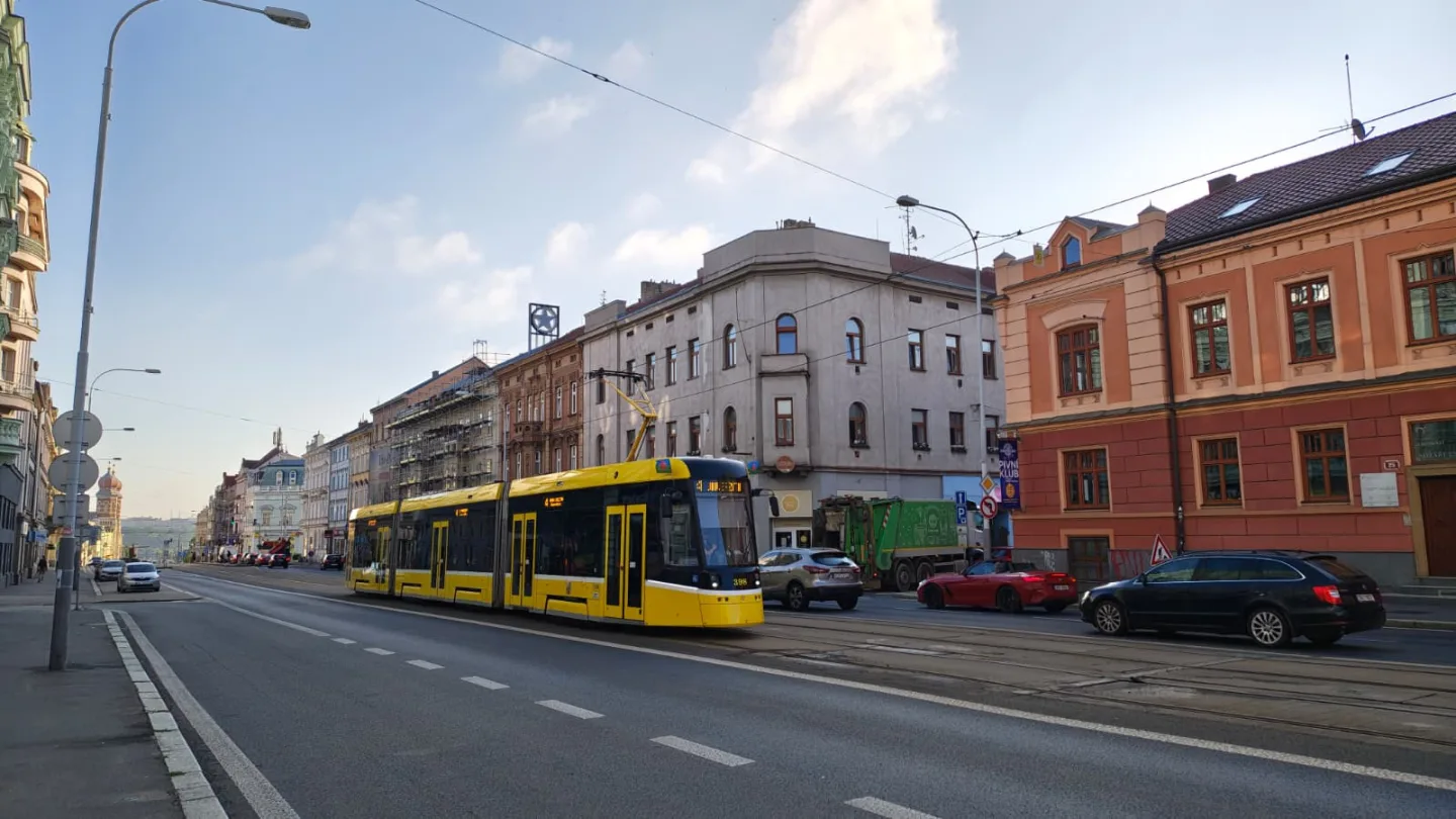 Někteří by raději viděli tramvaje v jejich zářivě žlutých barvách.