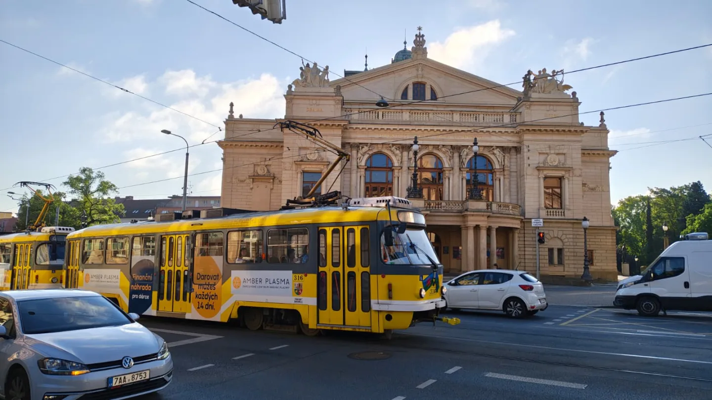 Zmizí z ulic i tramvaje oblepené reklamou? Debat na internetu se hned chytil primátor