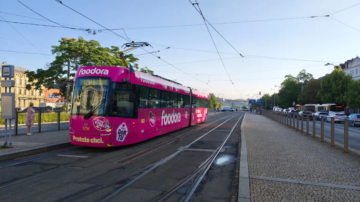 Zmizí z ulic i tramvaje oblepené reklamou? Debat na internetu se hned chytil primátor