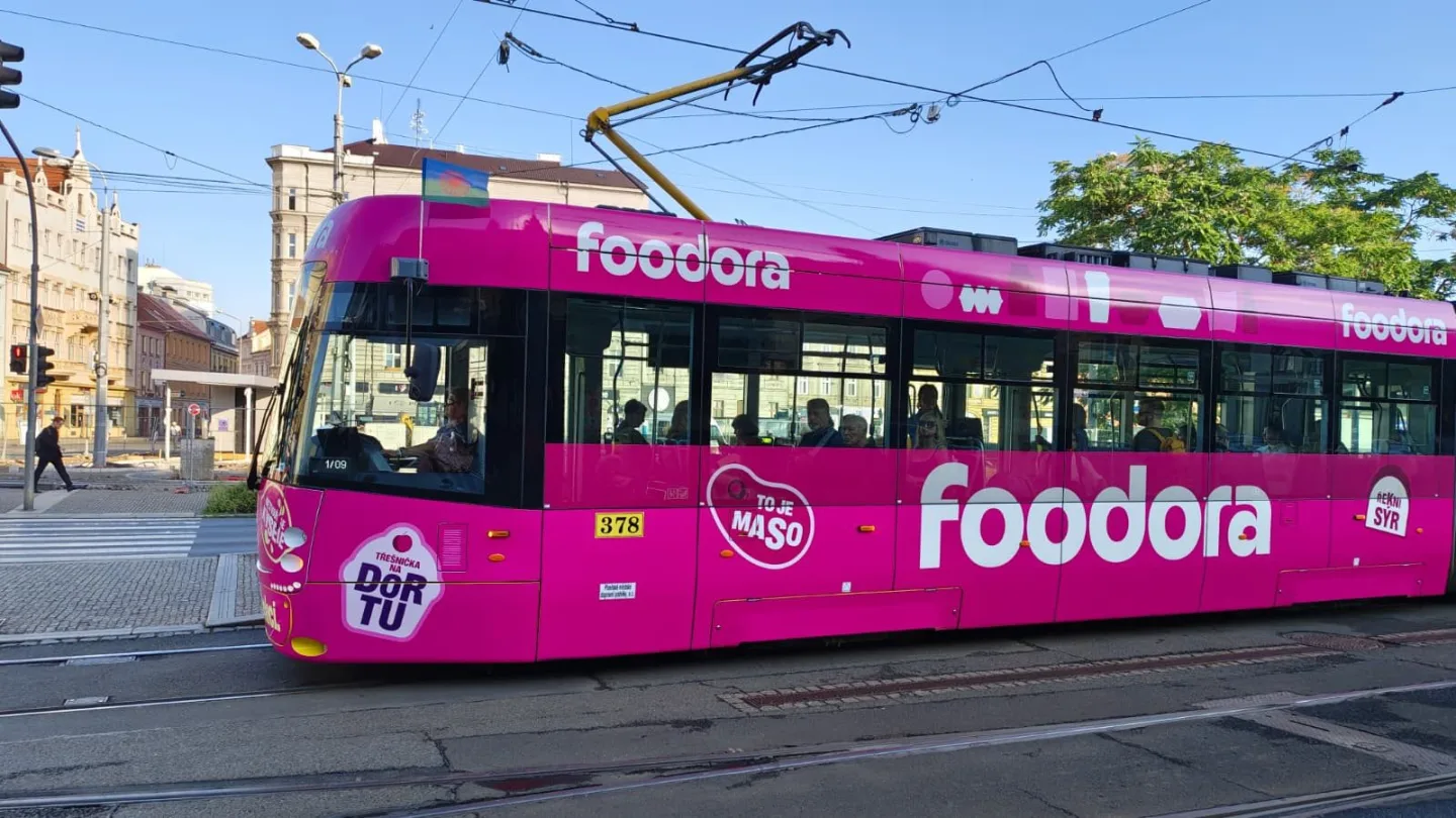 Zmizí z ulic i tramvaje oblepené reklamou? Debat na internetu se hned chytil primátor