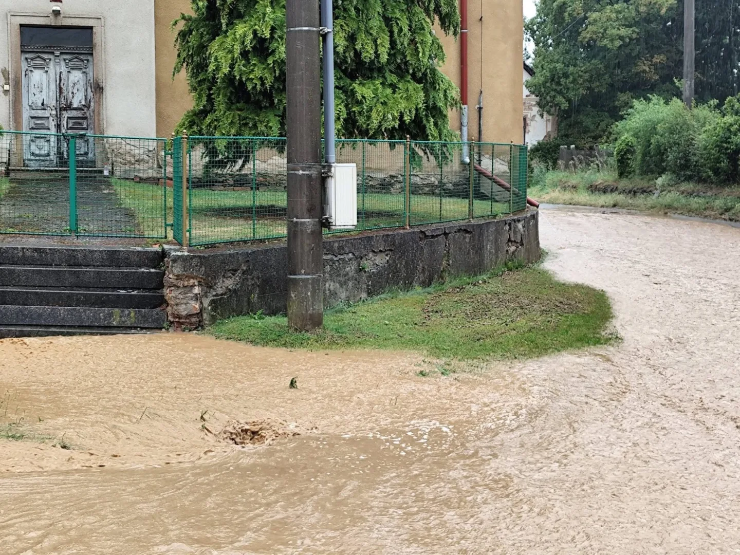 Tohle jsme nezažili, všichni jsou plní emoci, říká starosta z třikrát vytopené obce