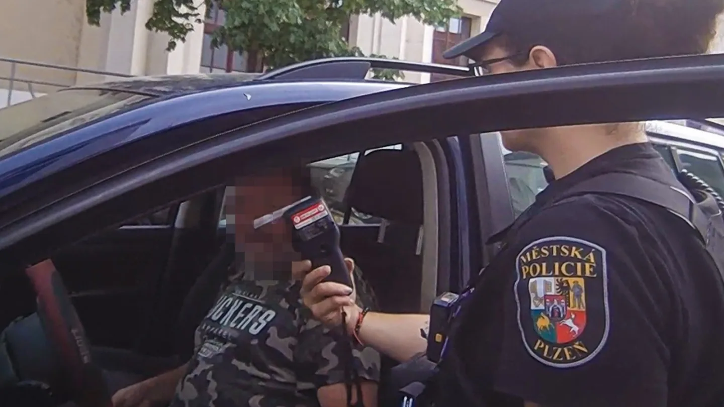 Auto se zmatenou posádkou blokovalo provoz, další zjištění strážníky zaskočilo