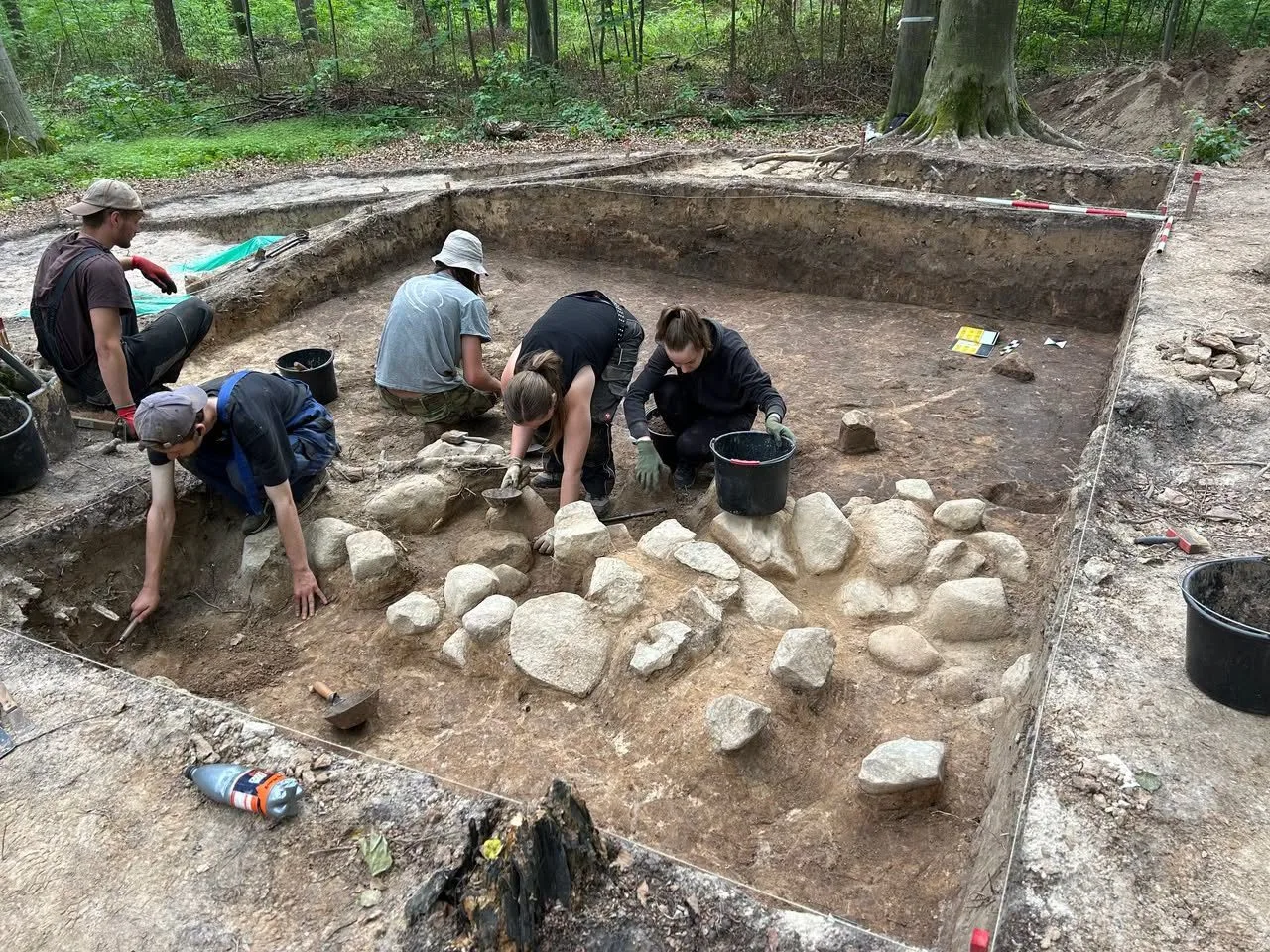 Čeští archeologové odhalují tajemství pohřebiště, kam se lidé vraceli po tisíce let