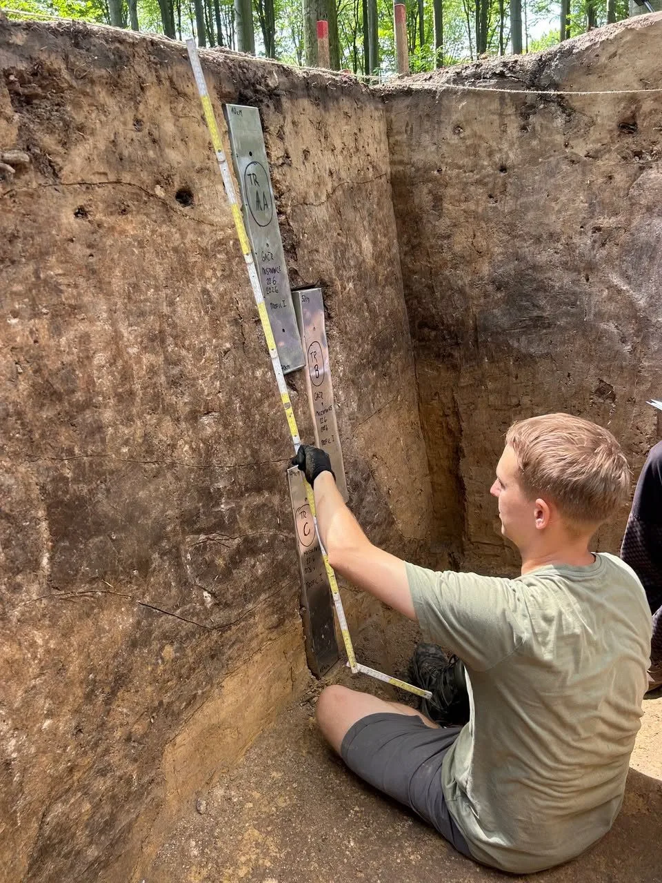 Čeští archeologové odhalují tajemství pohřebiště, kam se lidé vraceli po tisíce let