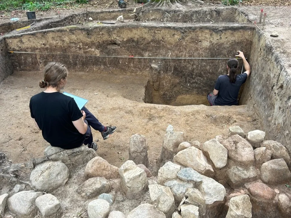 Čeští archeologové odhalují tajemství pohřebiště, kam se lidé vraceli po tisíce let