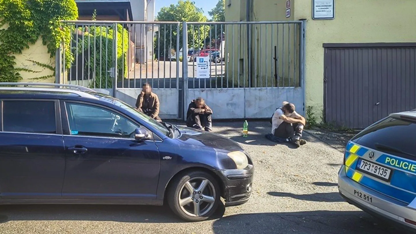 Muž s flexou pod autem odstartoval řetězec odhalení. Problémy měli i jeho kamarádi