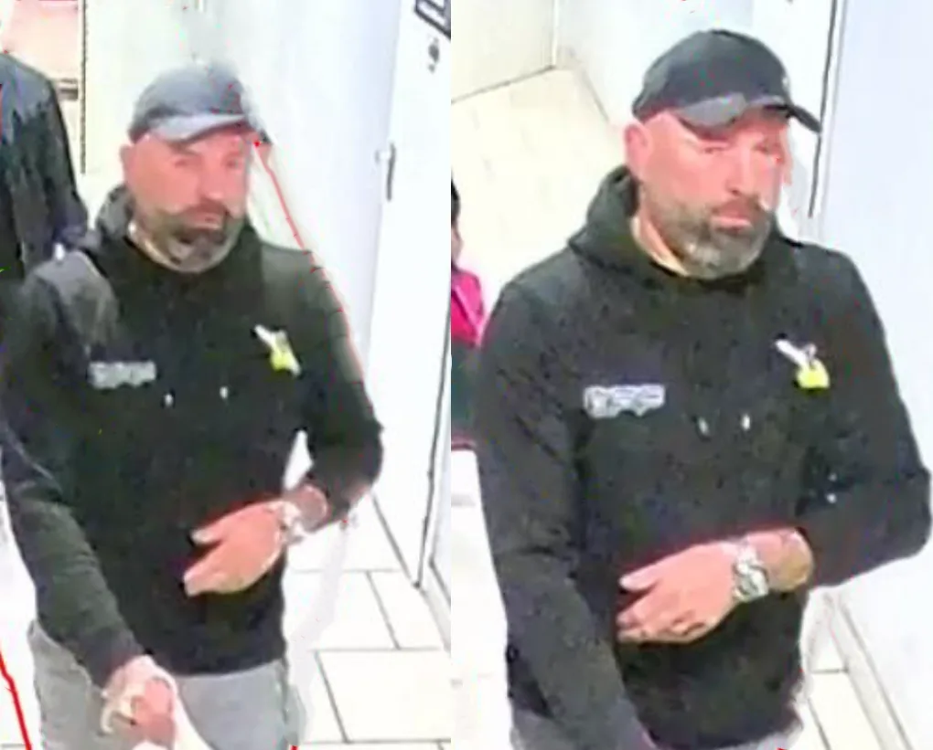 Zloděj z bytu v Plzni ukradl 200 tisíc. Policisté hledají muže z kamerového záznamu