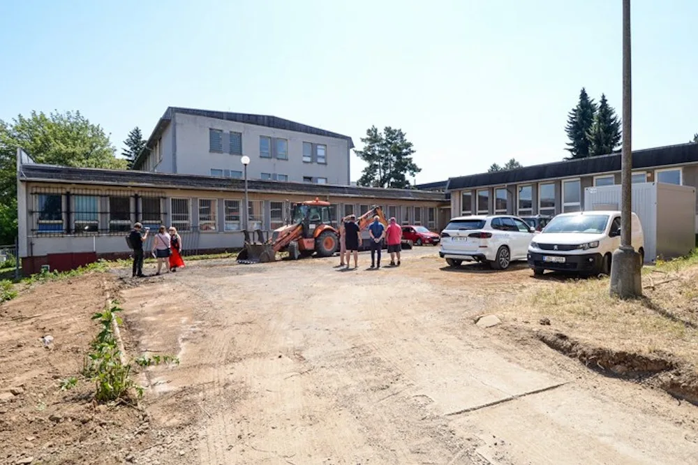 Místo dětí dělníci. V Plzni začala o prázdninách rekonstrukce školky a dostavba školy