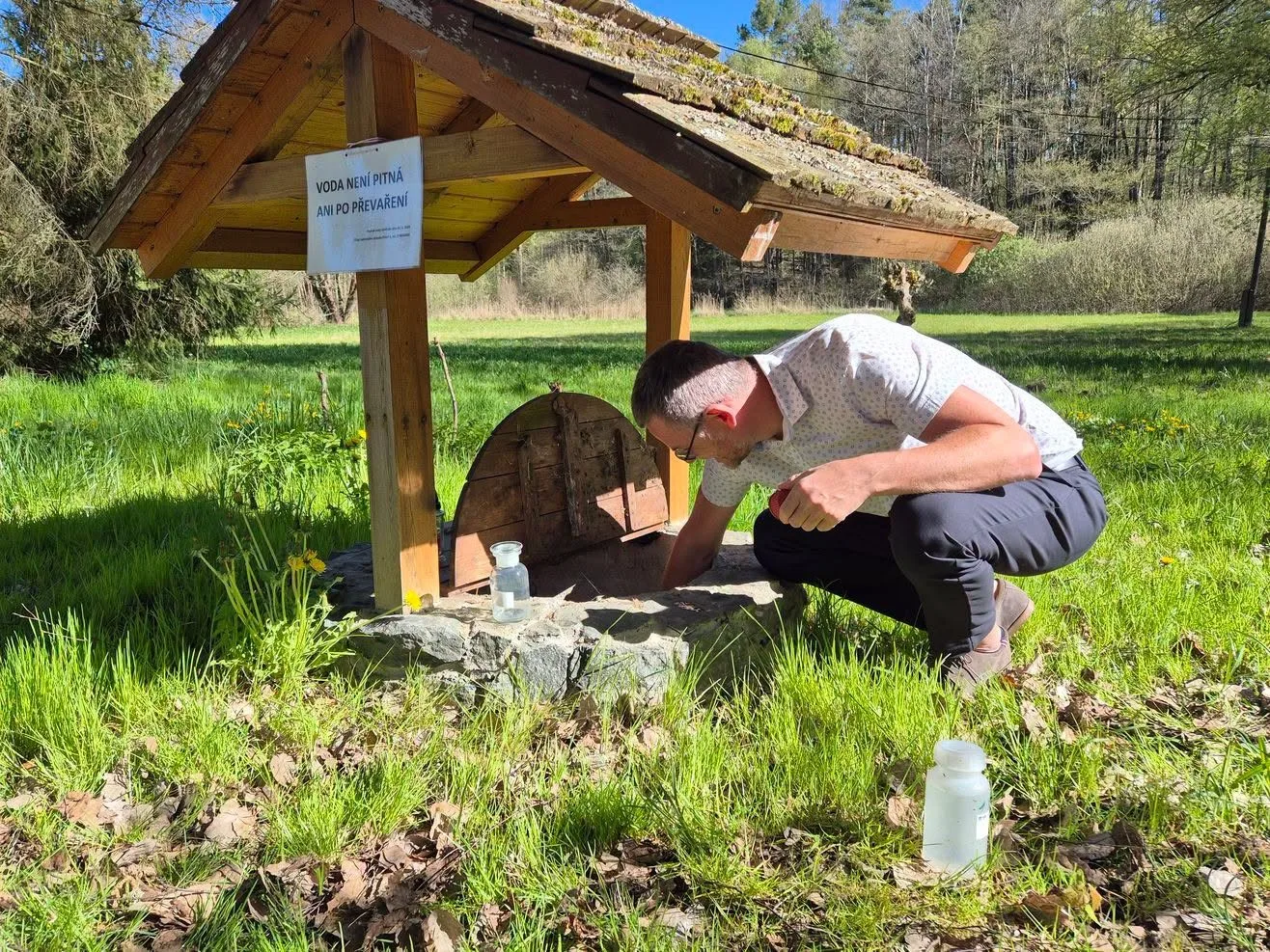 Přírodní studánky lákají k osvěžení, voda z nich ale může způsobit nepříjemné obtíže